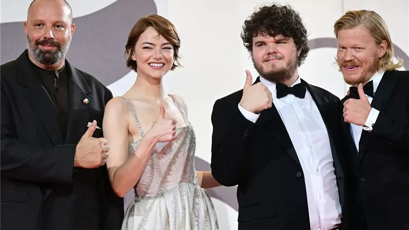 فيديو.. فيلم بوجونيا لـ إيما ستون يحظى بتصفيق 7 دقائق في فينيسيا 