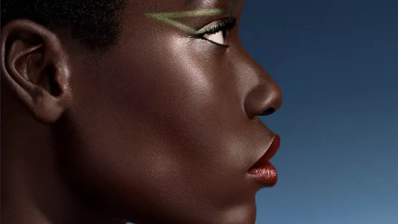 عارضة الأزياء Awar تتألق بألوان Rouge Louis وMonogram Rouge في حملة مميزة ببصمة Pat McGrath 