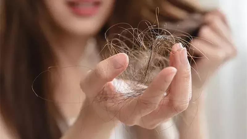 مشروب يستمتع به الملايين يوميًا قد يؤدي إلى تساقط الشعر 