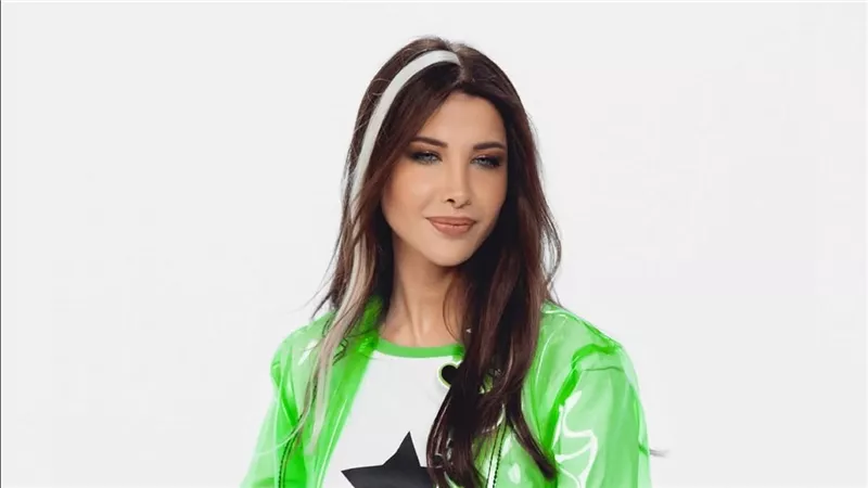 نانسي عجرم تجذب الأنظار بإطلالة شبابية جريئة باللون الأخضر الفلوري 
