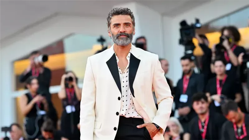 أوسكار إسحق وميا جوث يتألقان على السجادة الحمراء لفيلم 