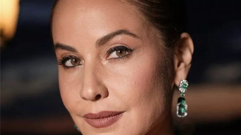 ريا أبي راشد تتألق في مهرجان البندقية السينمائي بإطلالة ساحرة من توقيع طوني وارد 