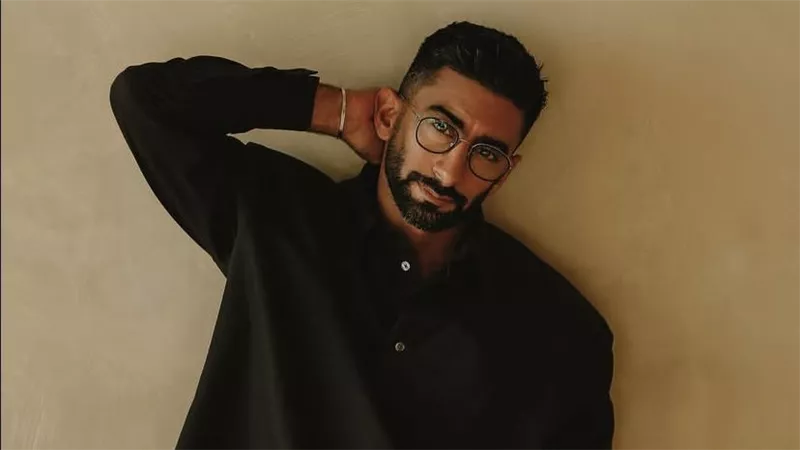 الإعلامي أنس بوخش يكشف تفاصيل حادثة احتراق سيارته بشكل مفاجئ