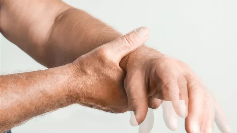  خبراء: تعديل النظام الغذائي قد يخفّض خطر الإصابة بمرض باركنسون بنسبة 50%