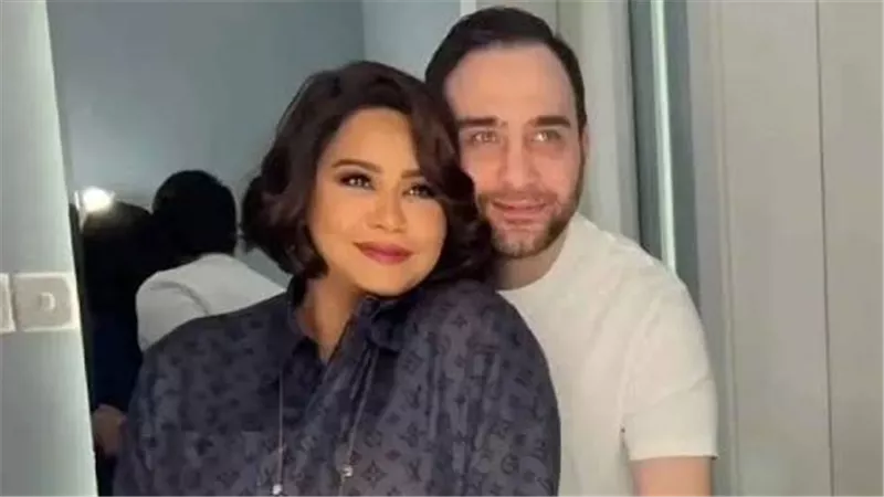 شيرين عبدالوهاب تُشارك فيديو تتغزل في حسام حبيب وتغني 