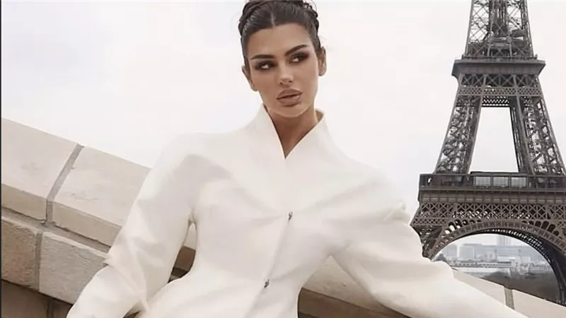  Hourglass Blazer… البليزر الذي يُعيد رسم القوام ويمنحكِ إطلالة مفعمة بالأنوثة