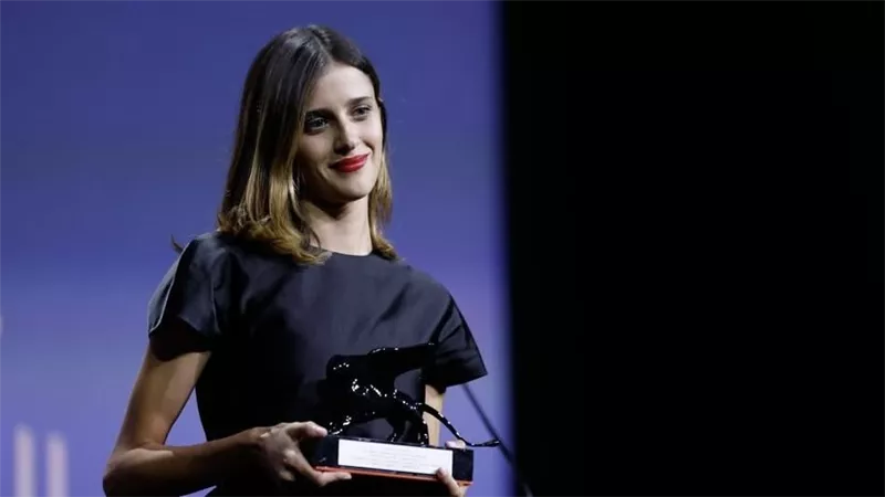 مهرجان فينيسيا.. يكرم بينيديتا بوركارولي كأفضل ممثلة ويمنح ديفيد بابلوس جائزة أفضل فيلم في الدورة 82