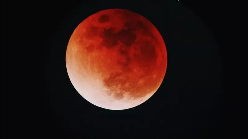 خسوف القمر الكلي يعيد تشكيل الطاقة.. إليك تأثيراته المتفاوتة على الأبراج