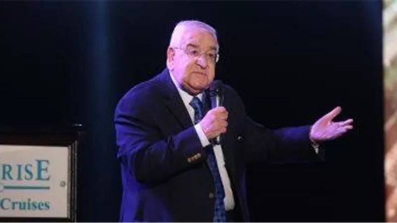 مهرجان القاهرة السينمائي يمنح المخرج محمد عبد العزيز جائزة الهرم الذهبي لإنجاز العمر