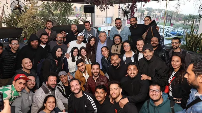من كواليس الكبار إلى مقعد الإخراج.. من هو عمر رشدي مخرج 
