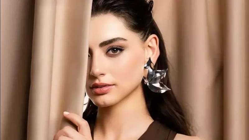 الممثة التركية أوزجي تورير تشبه شيرين بـ أم كلثوم.. وهذا رأيها في آسر ياسين وتامر حسني