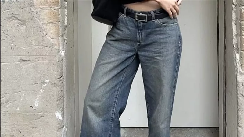 straight jeans يعود ليتصدر صيحات 2025: الراحة والأناقة في قطعة واحدة
