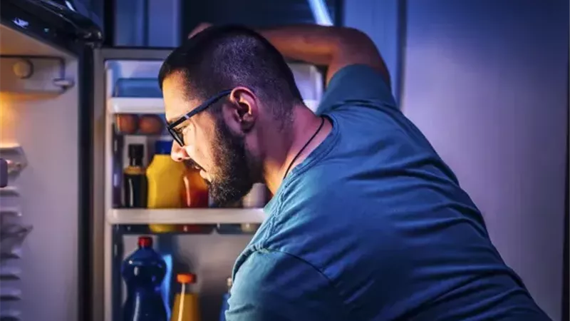 تخطي وجبة الإفطار وتناول الطعام في وقت متأخر من الليل يهدد عظامك