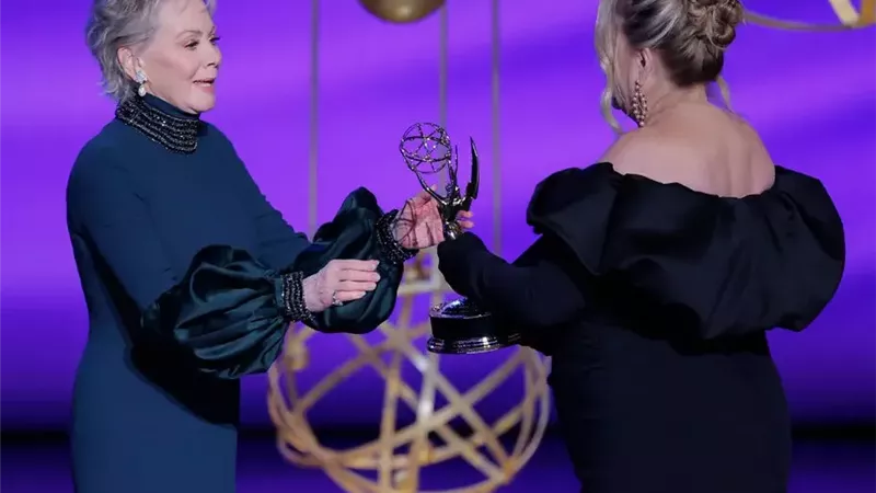 بريت لور وجين سمارت.. أفضل ممثلات في جوائز الإيمي لعام 2025
