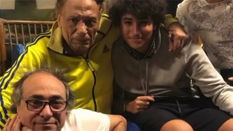 وحشتنا يا زعيم.. أكرم السعدني ينشر صورة جديدة مع عادل إمام