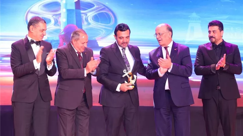 عمرو محمود ياسين يستلم جائزة والده في افتتاح مهرجان بورسعيد