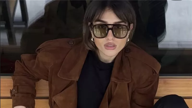  	suede (الشمواه )يزين إطلالات الخريف والشتاء بإحساس دافئ وفاخر