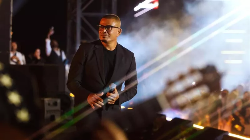 بالصور.. عمرو دياب يتألق في حفل خاص بسفح الأهرامات