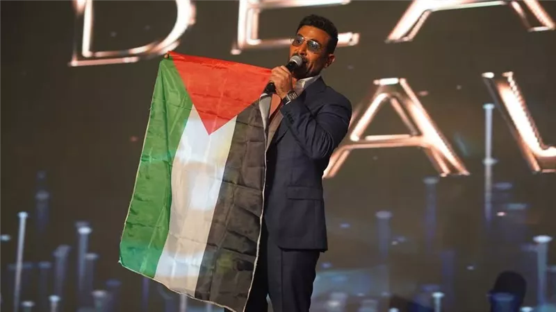 أحمد سعد يرفع العلم الفلسطيني في حفل دير جيست دعمًا للقضية