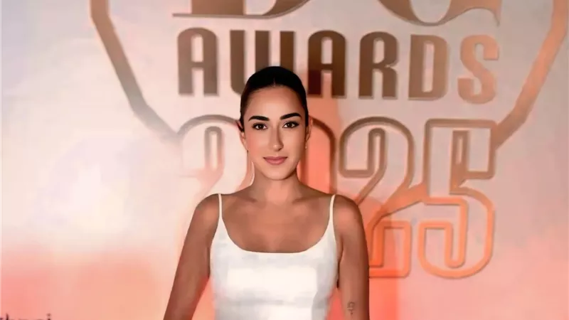  أمينة خليل تُجسد الأناقة الكلاسيكية بفستان أبيض وأسود ف في دير جيست 2025