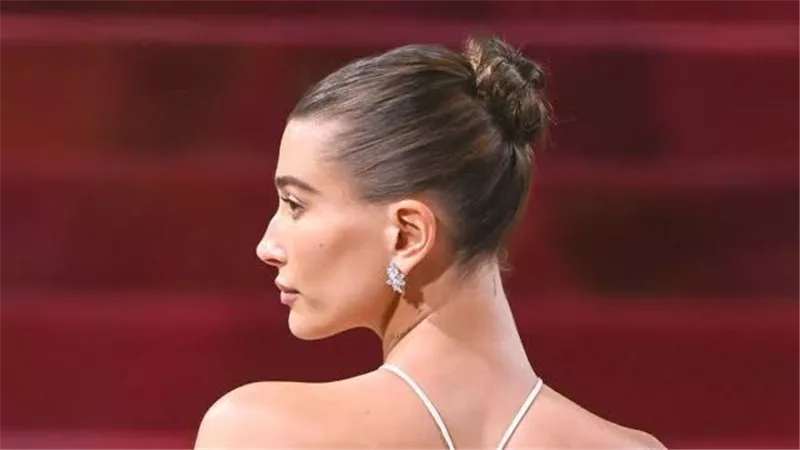  إطلالة عصرية بخطوة واحدة: تسريحة (chic Bun )تتألق في خريف 2025