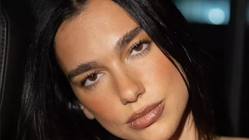 دوا ليبا تتألق بمجوهرات Serpenti من بولغاري في احتفال Harper’s Bazaar Icons