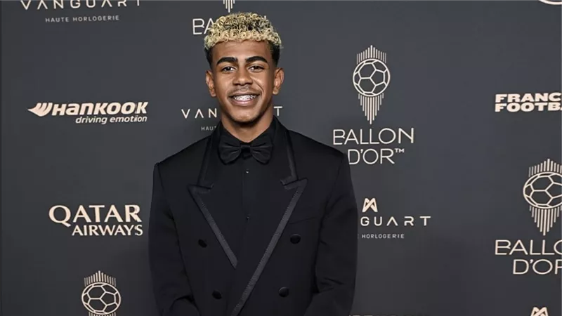 أناقة Dolce & Gabbana تتألق على السجادة الحمراء لحفل جوائز  Ballon d’Or 2025