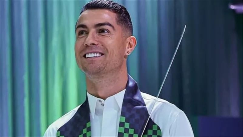 كريستيانو رونالدو يحتفل باليوم الوطني السعودي مع نادي النصر بالزي التقليدي