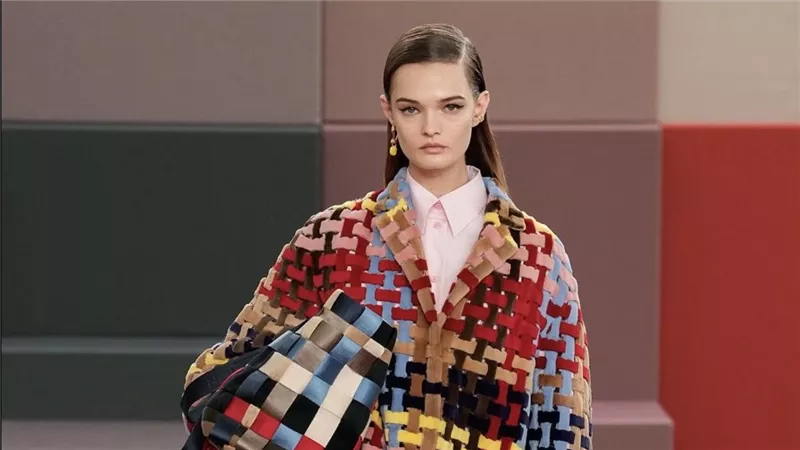 Fendi ربيع/صيف 2026… مرح أنثوي بألوان نابضة وحرفية متقنة ضمن فعاليات أسبوع الموضة في ميلانو