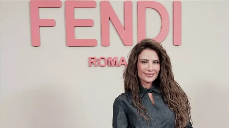 إطلالة أيقونية لصبا مبارك في أسبوع ميلانو للموضة مع دار fendi 