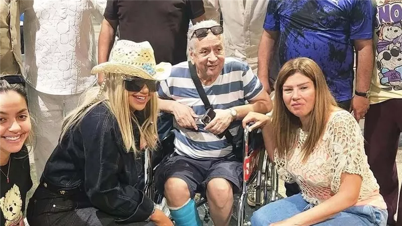 إصابة المخرج عمر عبد العزيز بكسر في القدم