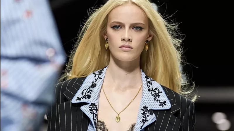 Dolce & Gabbana تطلق إطلالات نسائية ساحرة لربيع–صيف 2026 في ميلانو