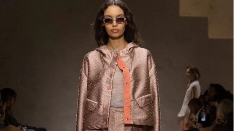  أزياء 2026 من Emporio Armani: خفة السفر وأناقة العودة