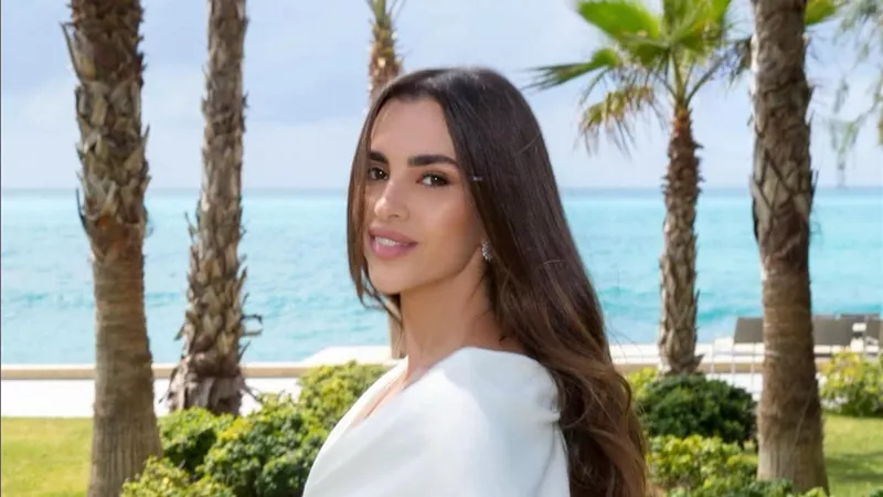 زين قطامي تتألق بإطلالة راقية بجمبسوت أبيض من توقيع المصمم العالمي إيلي صعب