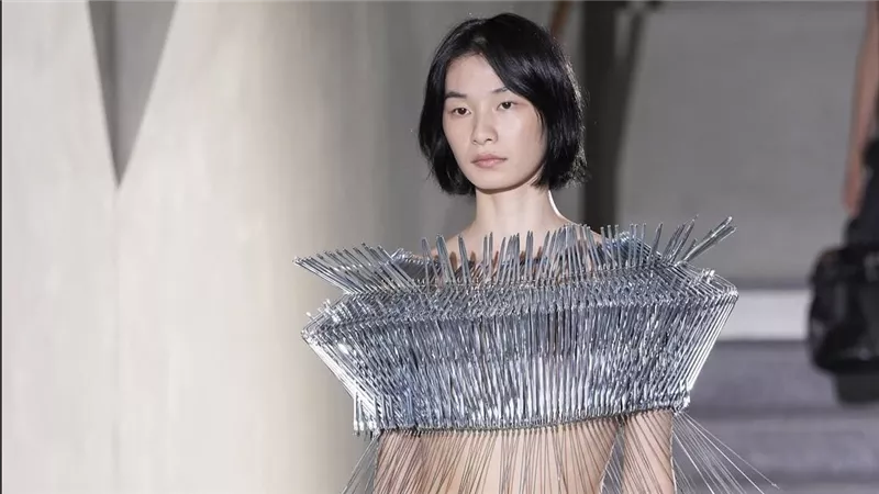 هوداكوفا الفائزة بجائزة LVMH تبهر جمهور باريس بتصاميم مستدامة