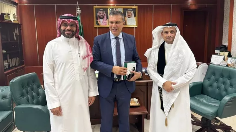 جامعة الملك عبد العزيز تكرم الإعلامي عمرو الليثي