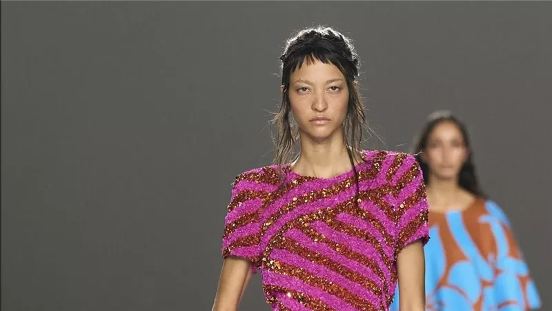 جوليان كلاوسنر يترجم سحر الطبيعة إلى أناقة عصرية في أولى عروض Dries Van Noten بباريس