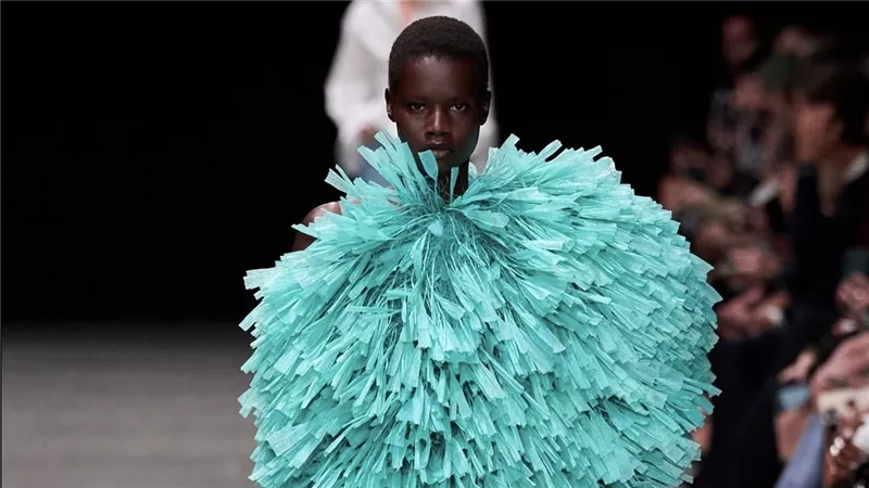 Stella McCartney تحتفي بالحب والاستدامة في عرض “Come Together” لصيف 2026 بباريس