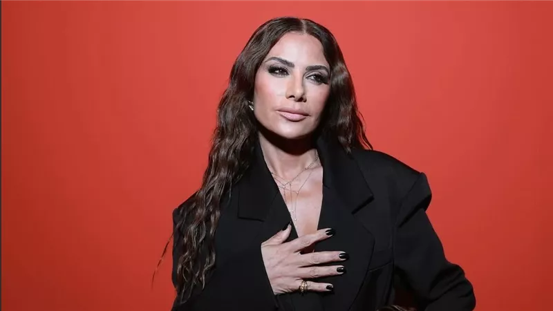 صبا مبارك تتألق بإطلالة جذابة من كريستيان لوبوتان في أسبوع الموضة بباريس