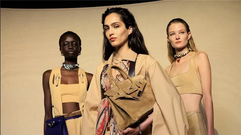 Hermès تستعرض أناقة خالدة بمشاركة نجمات المنصات في أسبوع الموضة بباريس