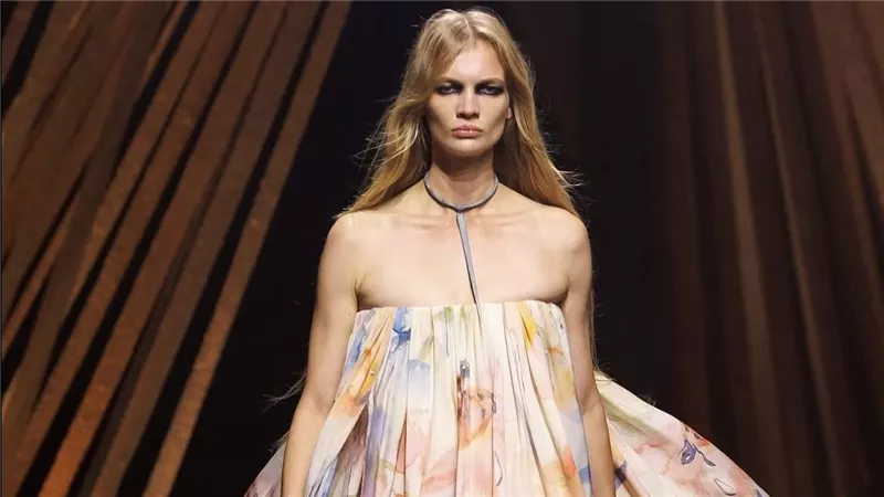 Alexander McQueen يعيد ولادة الطبيعة في عرض ربيع وصيف 2026 برؤية سيان ماغير الجريئة