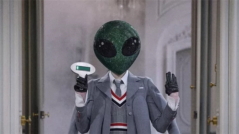الخيال العلمي يدخل عالم الموضة: Thom Browne يوقّع عرضاً مستقبلياً يسرق الأضواء في باريس