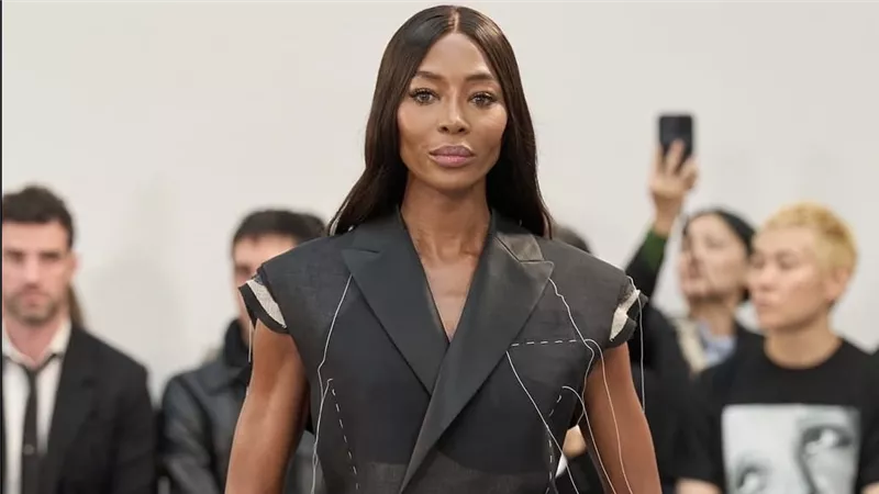 نعومي كامبل تخطف الأضواء في عرض Sacai لربيع وصيف 2026 ضمن أسبوع باريس للموضة