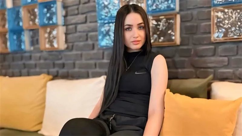 موتلو كايا تعود للمسرح على كرسي متحرك