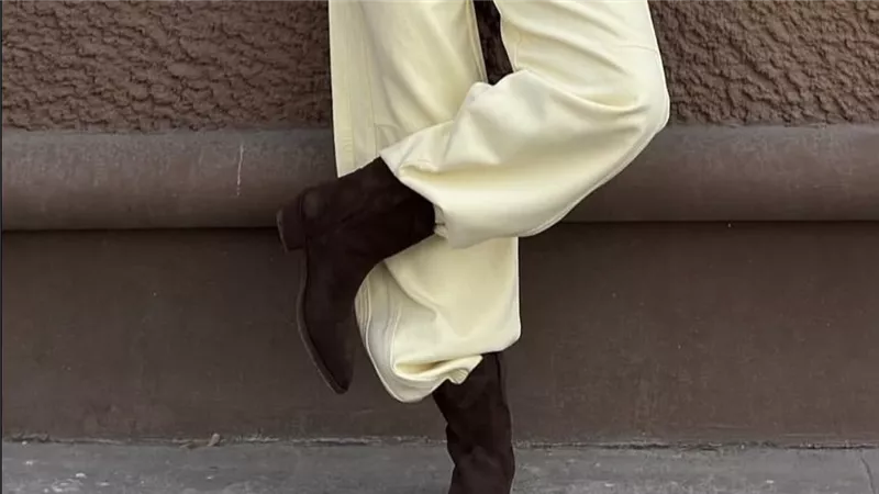 عودة جريئة لأسلوب التسعينيات: موضة Baggy jeans in boots تكتسح الشوارع