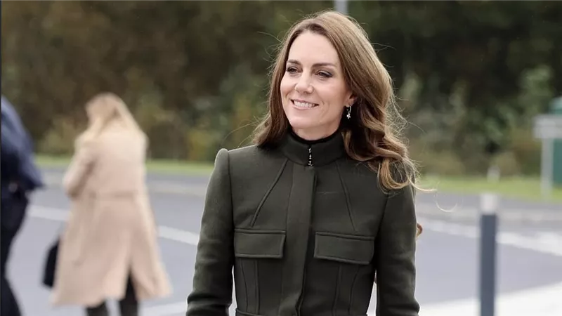 كيت ميدلتون تتألق بالأناقة البريطانية في إيرلندا الشمالية بتوقيع Alexander McQueen