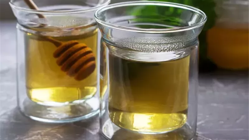 ماذا يحدث عند شرب الماء الساخن مع العسل كل صباح؟