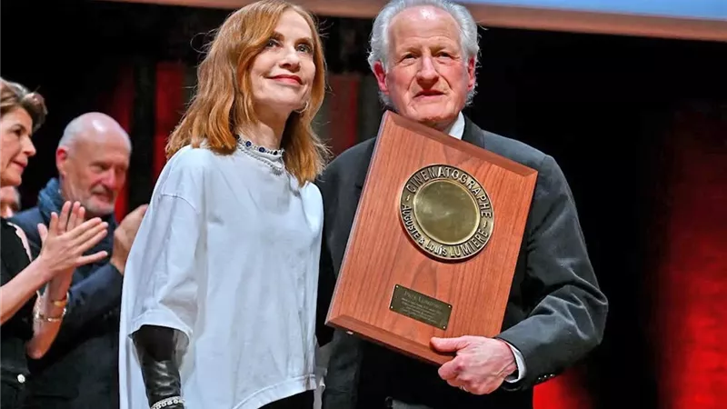 إيزابيل أوبير تسلم أرفع جوائز مهرجان لوميير السينمائي لمايكل مان