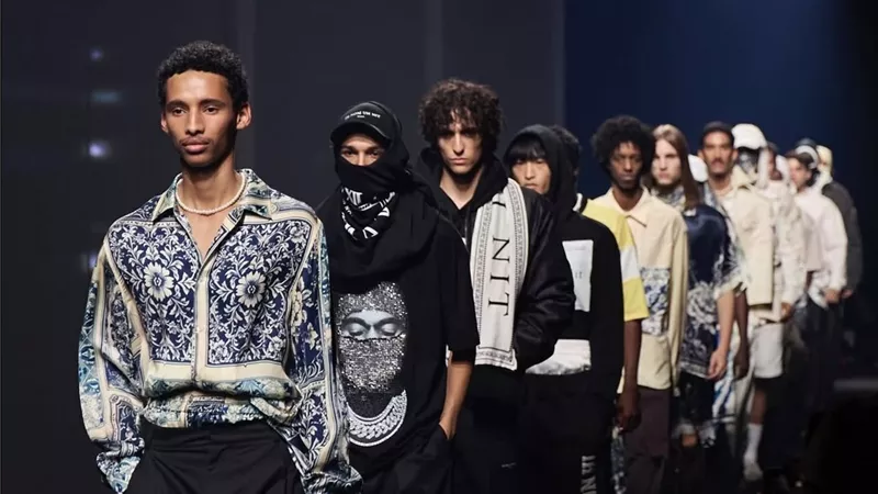 IH NOM UH NIT تخطف الأنظار في اليوم الرابع من أسبوع الموضة بالرياض بلمسات عصرية وجريئة