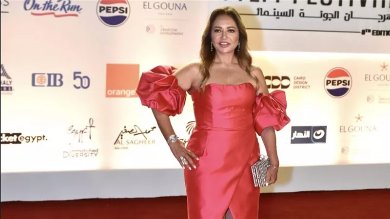 ليلى علوي تتألق بإطلالة جذابة بتوقيع Paula jousted في العرض الخاص لفيلم “The Gentlemen” بمهرجان الجونة